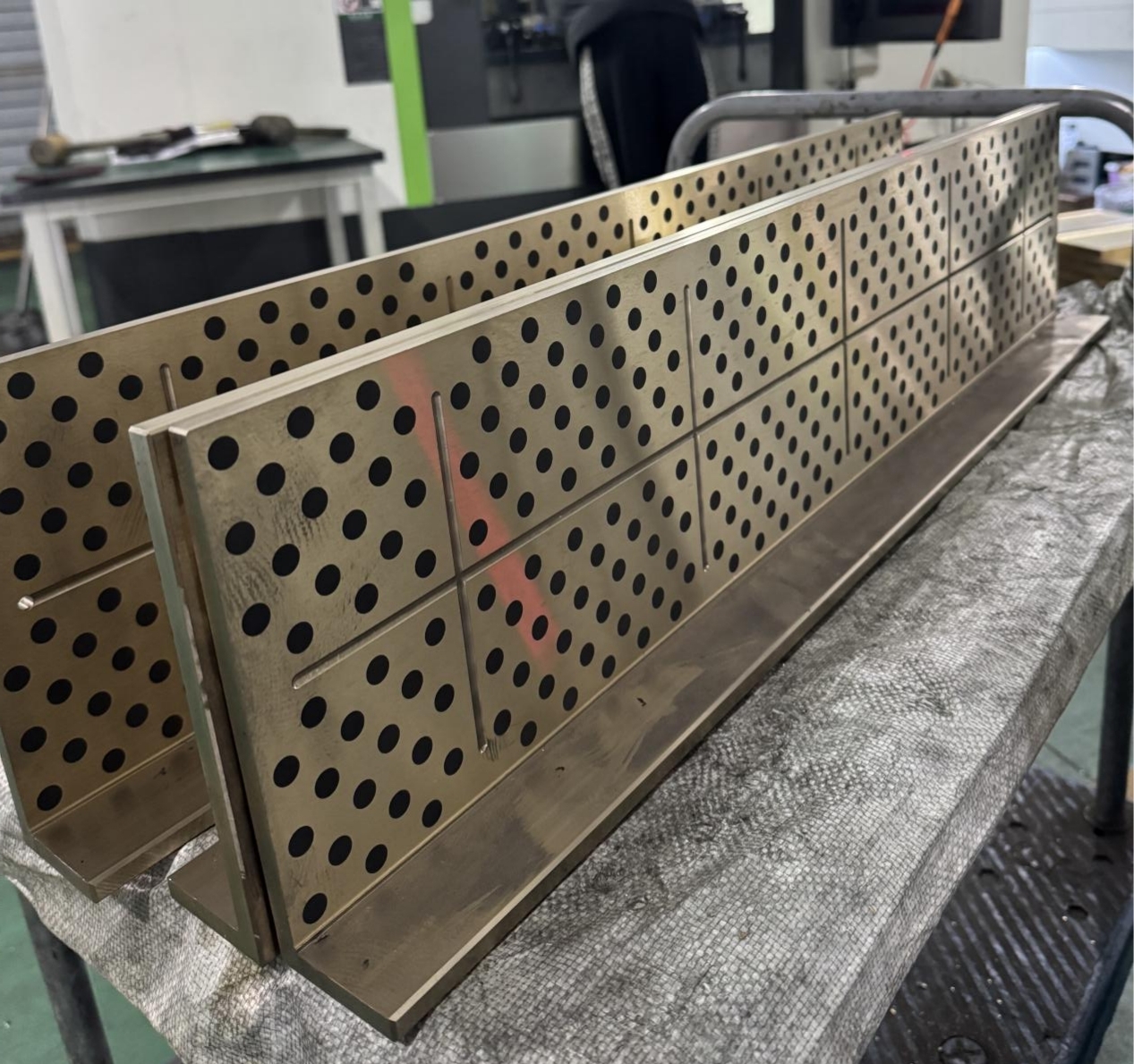 Hvad er forskellene mellem tinbronze og aluminiumsbronze i selvsmørslejer?